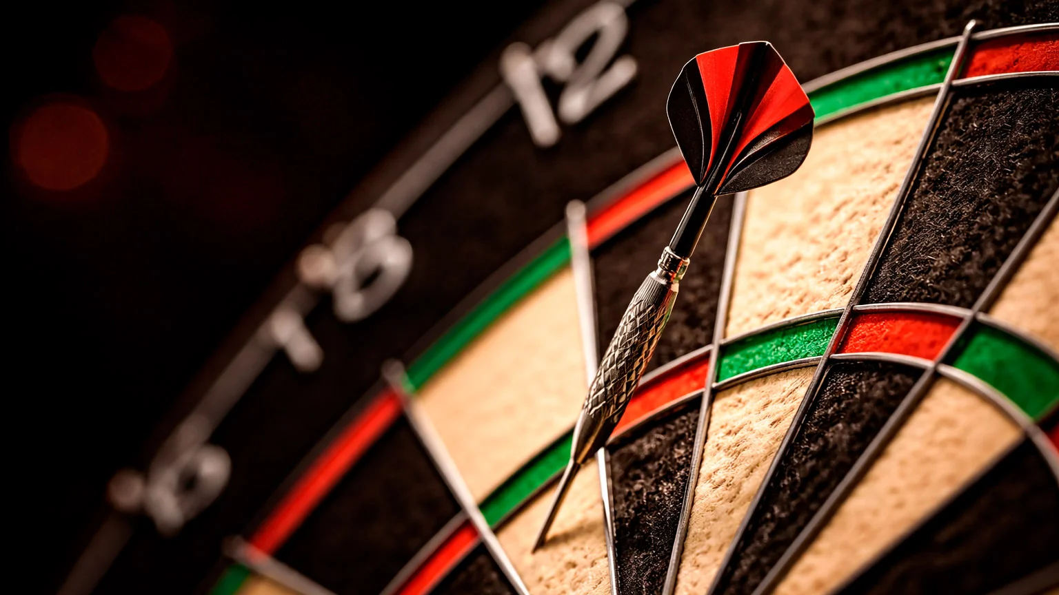 Dartpfeil steckt im Triple-20-Feld einer Dartscheibe unter Bühnenlicht