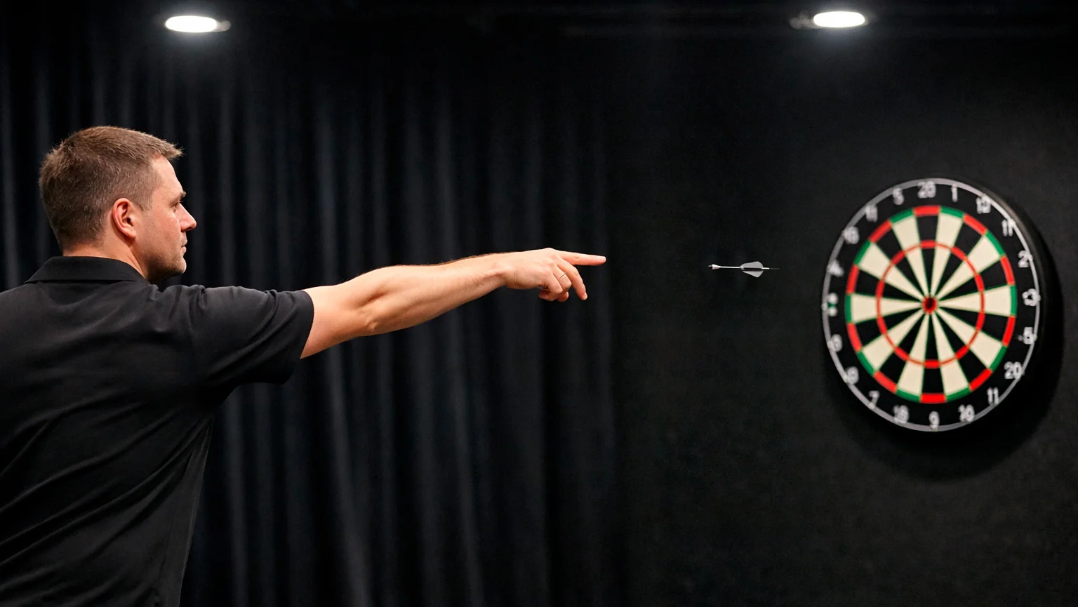 Darts-Spieler steht an der Oche und wirft einen Pfeil auf die Dartscheibe